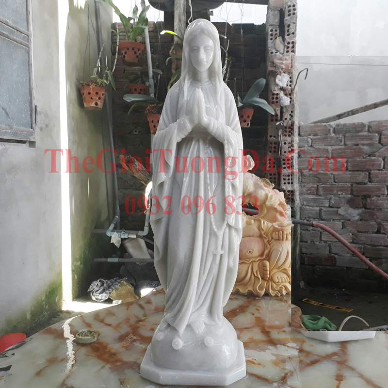 The Our Lady Maria Statue
